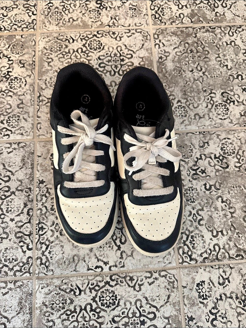 art class Black & White Sneakers